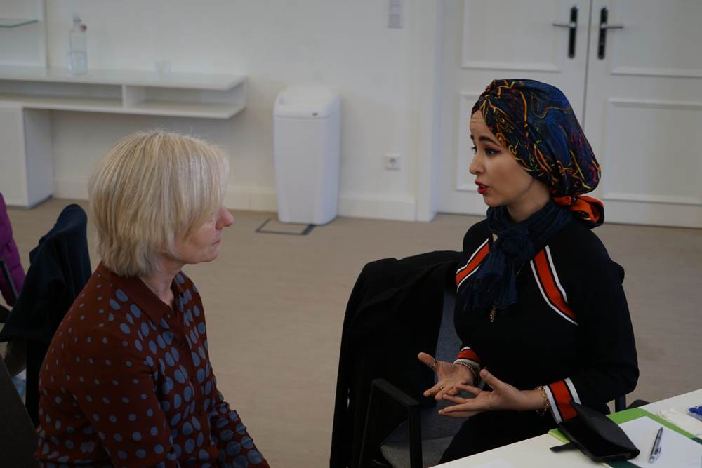 One‑to‑one — In conversation between sessions
